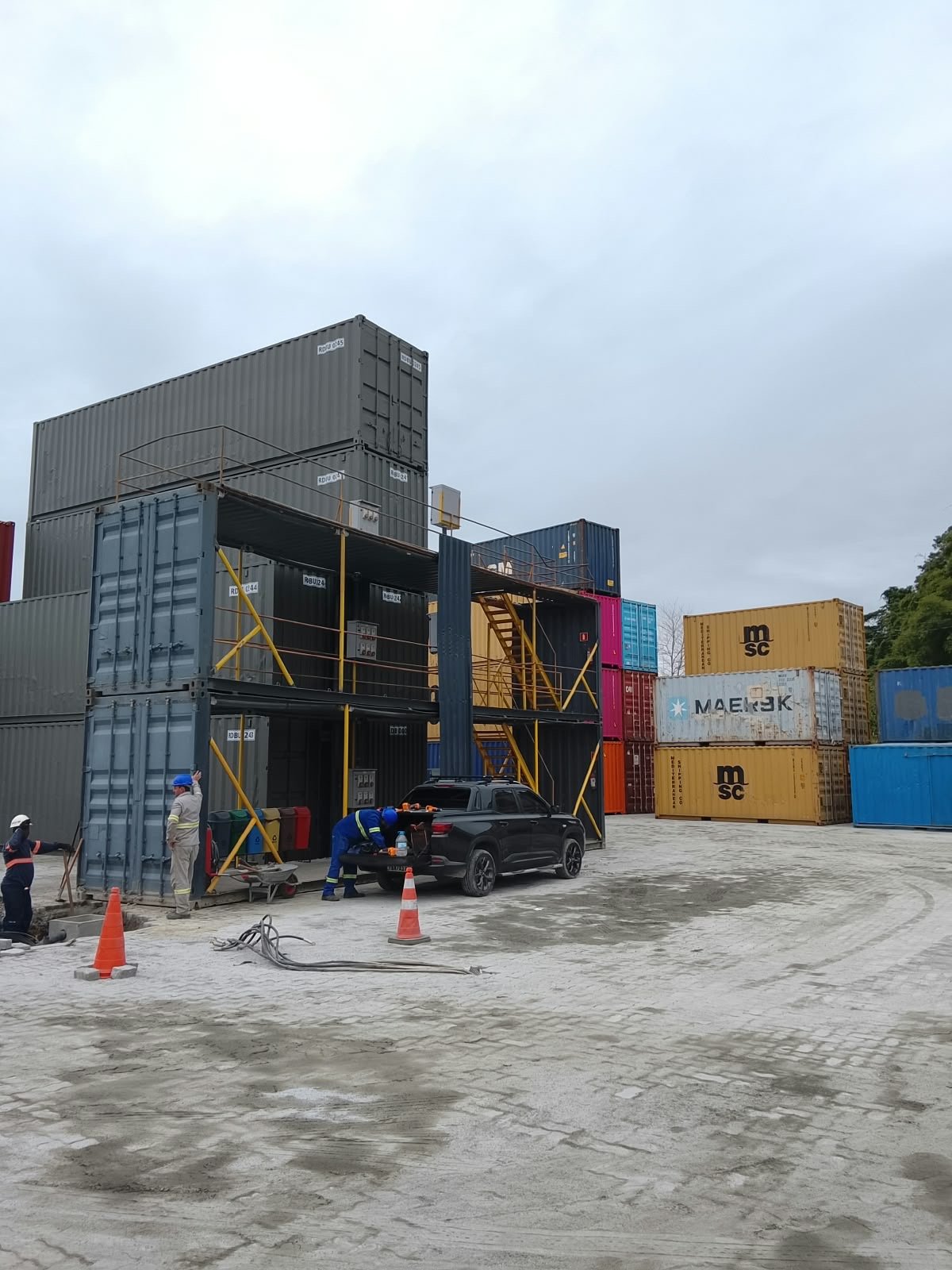 Equipe em área de containers no terminal